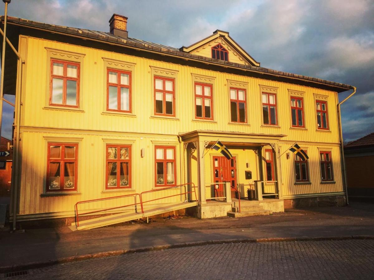 Jaernvaegshotellet B&B Skara Exterior photo
