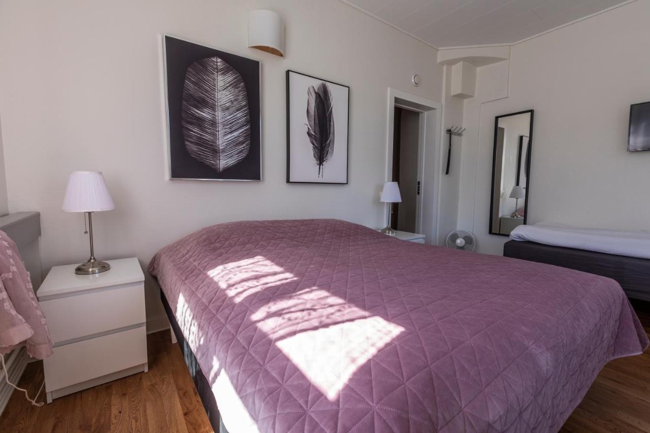 Jaernvaegshotellet B&B Skara Exterior photo