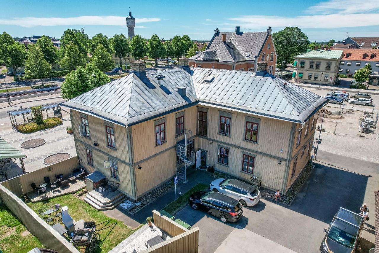 Jaernvaegshotellet B&B Skara Exterior photo