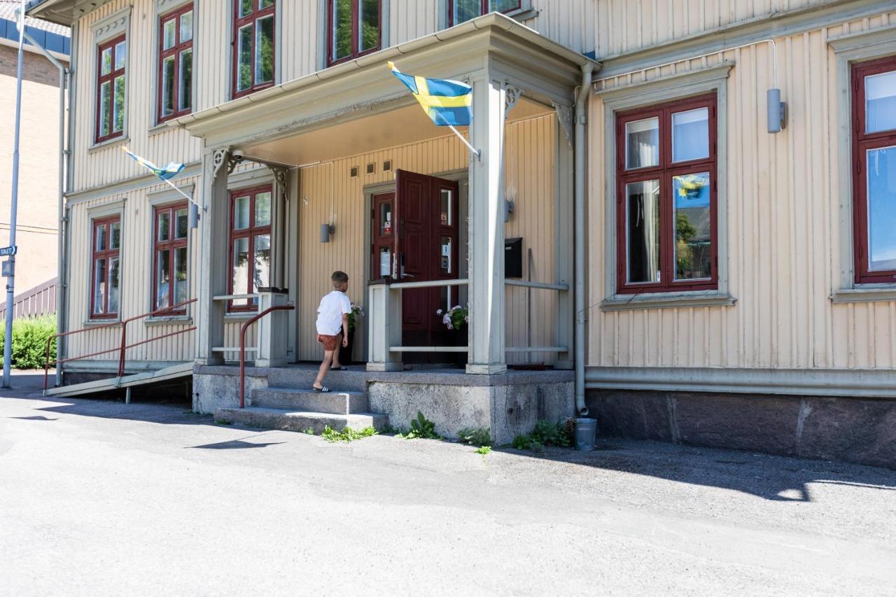 Jaernvaegshotellet B&B Skara Exterior photo