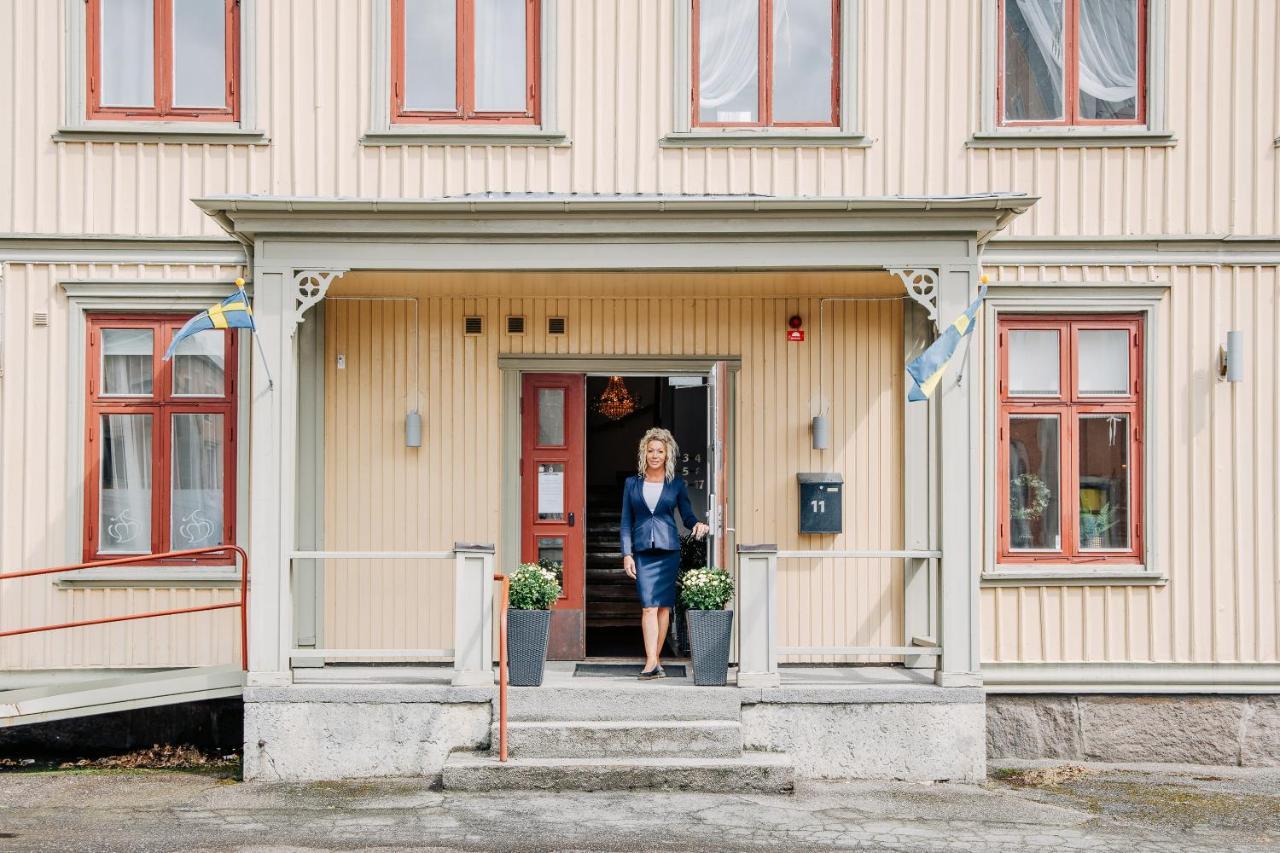 Jaernvaegshotellet B&B Skara Exterior photo